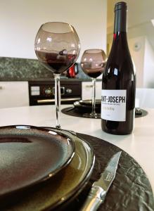 ル・トレポールにあるVilla Saint Jacques, Studio Le Cielのカウンターにワイン1本とグラス2杯