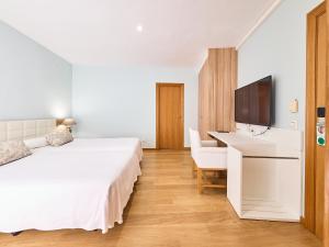 Llit o llits en una habitació de Mònica Hotel