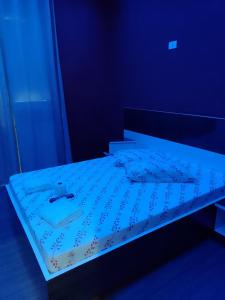 Habitación azul con cama con colcha azul en Hotel Santos, en Santos