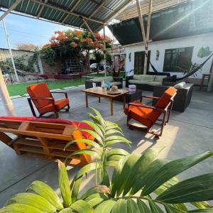 un patio al aire libre con mesa y sillas de color naranja en CASA VILLA SOL, en Tumbes