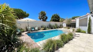 Bazén v ubytovaní Magnifique villa avec piscine chauffée au centre du village alebo v jeho blízkosti