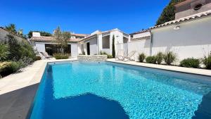 Bazén v ubytovaní Magnifique villa avec piscine chauffée au centre du village alebo v jeho blízkosti