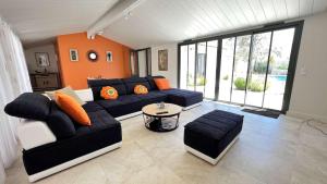 Posedenie v ubytovaní Magnifique villa avec piscine chauffée au centre du village