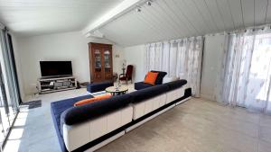 Televízia a/alebo spoločenská miestnosť v ubytovaní Magnifique villa avec piscine chauffée au centre du village