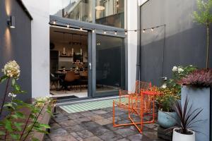 een patio met stoelen en een tafel in een gebouw bij Spacious & Chic House in Center in Kortrijk