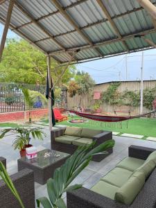 un patio con sofás y mesas y un pabellón en CASA VILLA SOL, en Tumbes