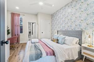 Katil atau katil-katil dalam bilik di Passyunk Square Spacious 1 BR Oasis- Huge Deck