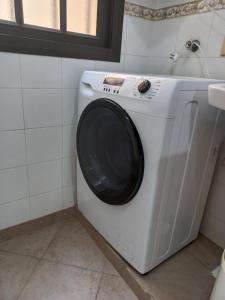 コリエンテスにあるCéntrico departamento en Corrientesの白い洗濯機(バスルーム内)