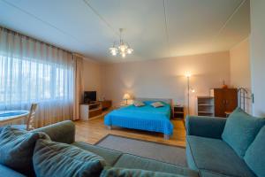 sala de estar con cama y sofá en Romeo Family Kaarli Apartment, en Tallin