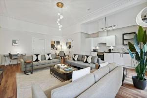 (G5) Grand 1 bed Blythswood Apartment في غلاسكو: غرفة معيشة مع أريكة وطاولة