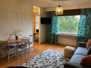 een woonkamer met een tafel en een eetkamer bij Studiohuoneisto Lohja keskusta in Lohja