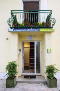 un edificio con un balcón con plantas. en Waterfront Self Catering Houses, en Carrick on Shannon