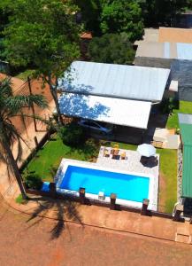 eine Aussicht auf einen Pool vor einem Haus in der Unterkunft Lumay in Puerto Iguazú