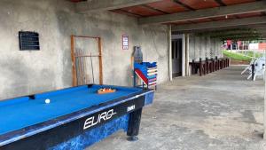 una mesa de billar azul frente a un edificio en Buen Vivir Restrepo a 30 minutos Lago Calima en Restrepo