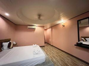 ein Zimmer mit einem Bett mit zwei Handtüchern darauf in der Unterkunft Haad Khuad Resort in Bottle Beach