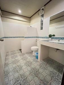 Haad Khuad Resort في شاطئ بوتيل: حمام مع مرحاض ومغسلة ومرآة