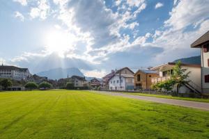 un terrain verdoyant dans une ville avec des maisons dans l'établissement The Swiss Bijou / Alpine Retreat, à Stans