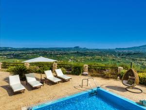 una villa con piscina e vista di Amorosa Villas a Lagópodhon