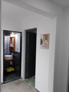 baño con puerta negra y lavamanos en Casa Familia Reynoso, en Mina Clavero 4 fotos más
