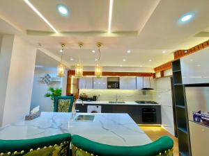 Köök või kööginurk majutusasutuses WATERFRONT 3BR APT W/FREE PARKIN WiFi NETFLIX POOL