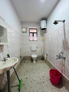 y baño con lavabo y aseo. en Swabhumi Homestay, en Kurseong