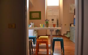 a kitchen with a table and stools in a room at Palazzo Velli in Rome