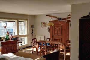 a kitchen and dining room with a table and chairs at Casa Madesimo - Impianto sciistico e Parcheggio in Madesimo