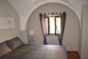 um quarto com uma cama e uma janela em Palazzo Velli em Roma