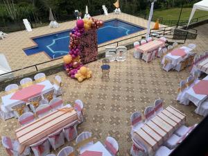 an overhead view of a pool with tables and chairs at Buen Vivir Restrepo a 30 minutos Lago Calima in Restrepo