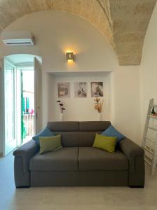 ein Sofa im Wohnzimmer mit einer Decke in der Unterkunft Casa Alla Fasanese in Fasano