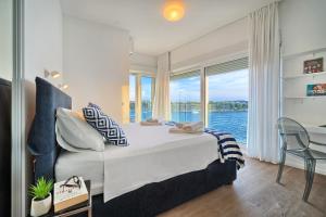 una camera con letto e vista sull'acqua di Livingstone Beach House a Trogir