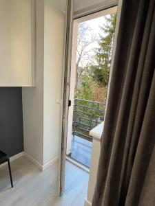 Zimmer mit Glasschiebetür und Balkon in der Unterkunft Smart Modern loft apartments in Iwano-Frankiwsk