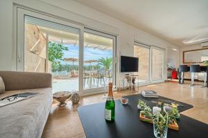 un soggiorno con divano e tavolo di Livingstone Beach House a Trogir