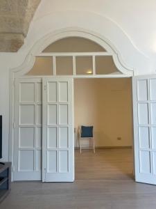eine offene Tür in einem Zimmer mit Stuhl in der Unterkunft Casa Alla Fasanese in Fasano