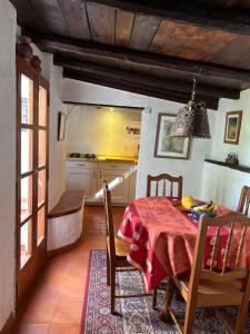 una sala da pranzo con tavolo e una cucina di El sosiego, der Rückzugsort a Santa Brígida