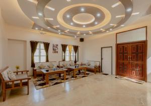 un ampio soggiorno con un grande soffitto di Silver Galaxy Resort a Panchgani