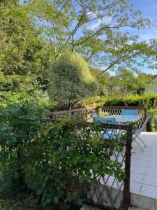 a garden with a fence and a swimming pool at Escale Côte et Mer in Clohars-Fouesnant