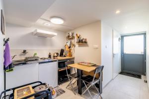 eine Küche mit Tisch und Arbeitsplatte in der Unterkunft La Chevallerie in Saint-Christophe-du-Bois