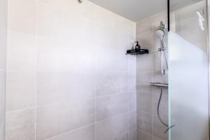 ein Badezimmer mit Dusche mit Glastür in der Unterkunft La Chevallerie in Saint-Christophe-du-Bois + 12 Fotos