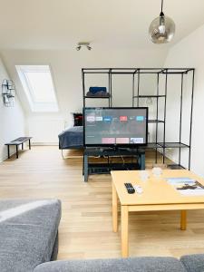 En tv och/eller ett underhållningssystem på Scandinavian Apartment Hotel - Sønderbro - Central 2 room apartment