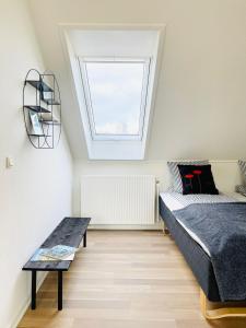 1 dormitorio con cama y ventana en Scandinavian Apartment Hotel - Sønderbro - Central 2 room apartment, en Horsens