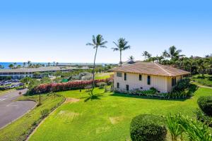 uma vista aérea de uma casa com um jardim relvado em Makanui at Poipu Resort 222 em Koloa