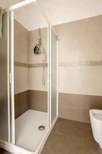 uma casa de banho com um chuveiro e um WC. em Centro Storico - Stazione a 500m Strategico Elegant Loft em Pádua