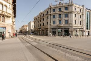 uma rua vazia numa cidade com um edifício em Centro Storico - Stazione a 500m Strategico Elegant Loft em Pádua