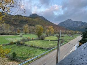 a view of a road with mountains in the background at Alojamiento esqui montaña Cofiñal in Cofiñal