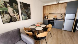 ウルツィニにあるMarelis condo with sea viewのテーブルと椅子、キッチンのあるリビングルーム