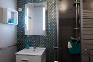 Koupelna v ubytování Studio Mars ( climatisé) 10 mn du vieux port , dans le Panier