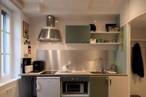 Kuchyň nebo kuchyňský kout v ubytování Studio Mars ( climatisé) 10 mn du vieux port , dans le Panier + 13 fotografií