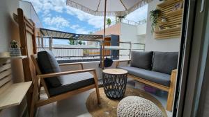 ウルツィニにあるMarelis condo with sea viewの小さなバルコニー(ソファ、テーブル付)