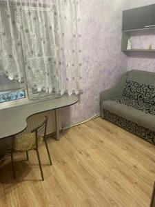 a small room with a table and a bed at Домик для гриль и отдыха Телецентр in Chişinău